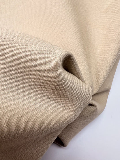 Image du tissu de costume en sergé de viscose italien – beige | 49% viscose, 40% soie, 11% polyamide | 220 g/m² | 147 cm – disponible chez Šarlotes audumi