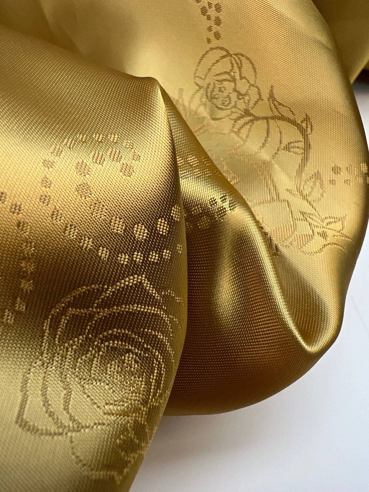 Image d'un tissu jacquard en viscose italien, ton doré – disponible en ligne chez Šarlotes audumi