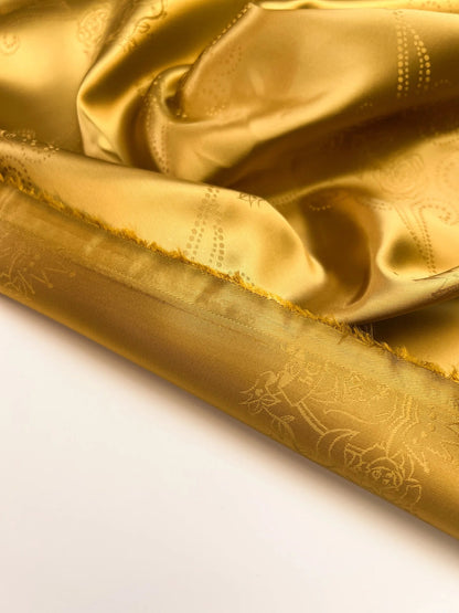 Image d’un tissu jacquard en viscose italien, ton doré – disponible en ligne chez Šarlotes audumi