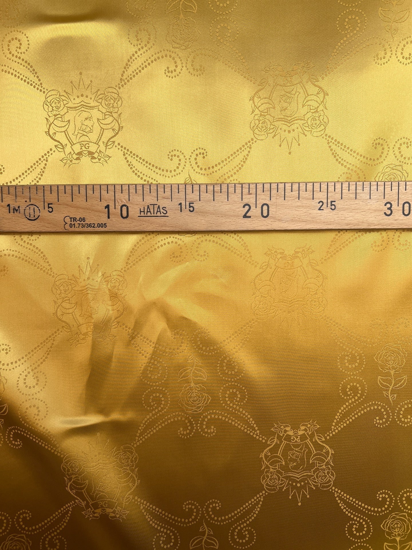 Image d’un tissu jacquard en viscose italien, ton doré – disponible en ligne chez Šarlotes audumi