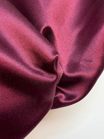 Image en satin de soie et coton italienne, teinte violet foncé – disponible en ligne chez Charlotte’s Fabrics