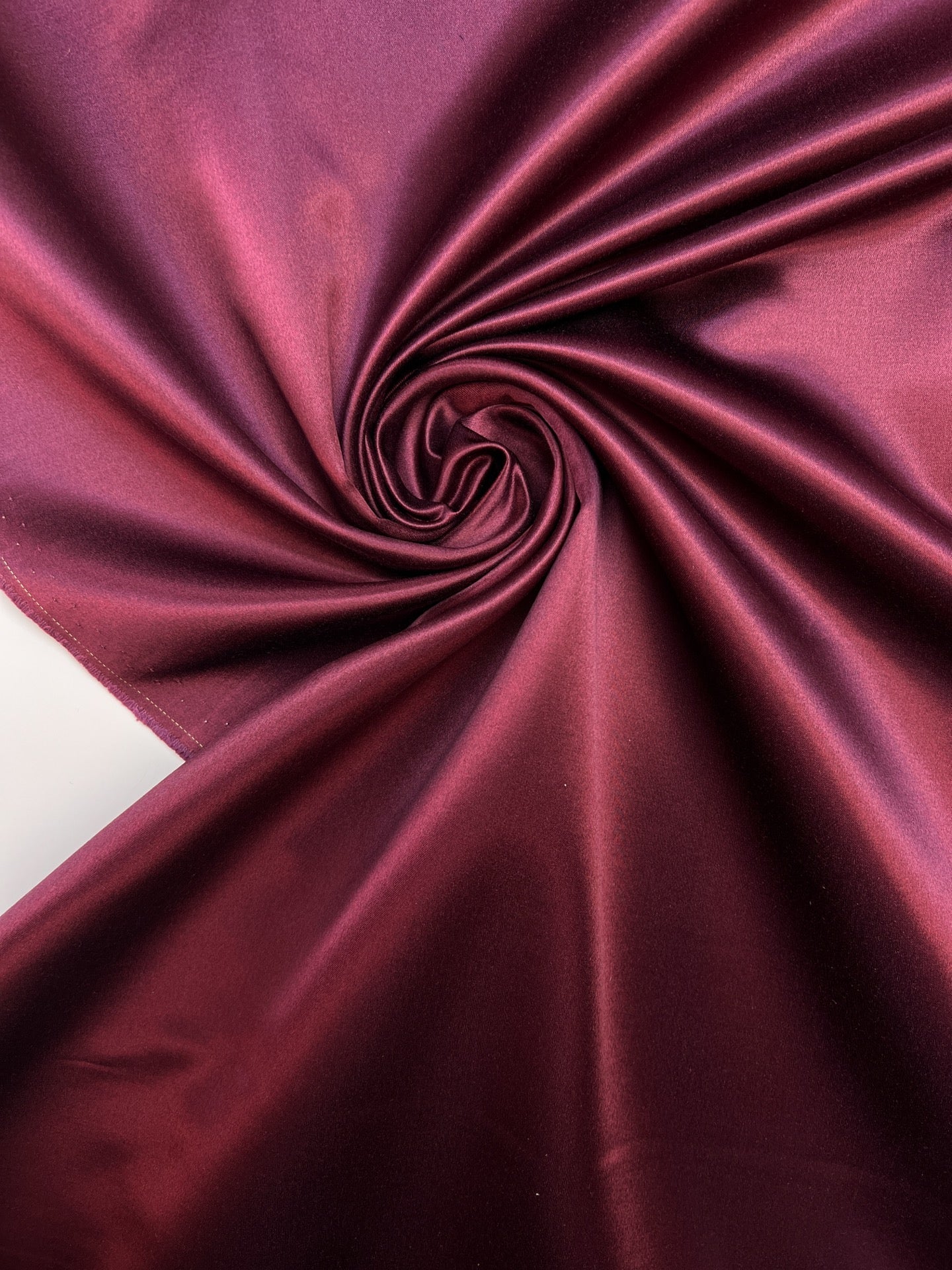 Tissu satiné en soie et coton d’Italie, ton violet foncé – disponible en ligne chez Šarlotes audumi