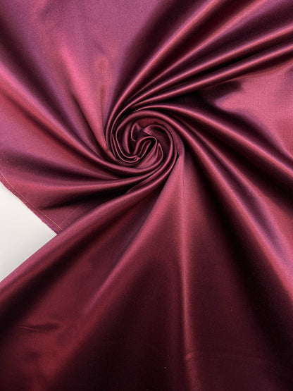 Tissu satiné en soie et coton d’Italie, ton violet foncé – disponible en ligne chez Šarlotes audumi