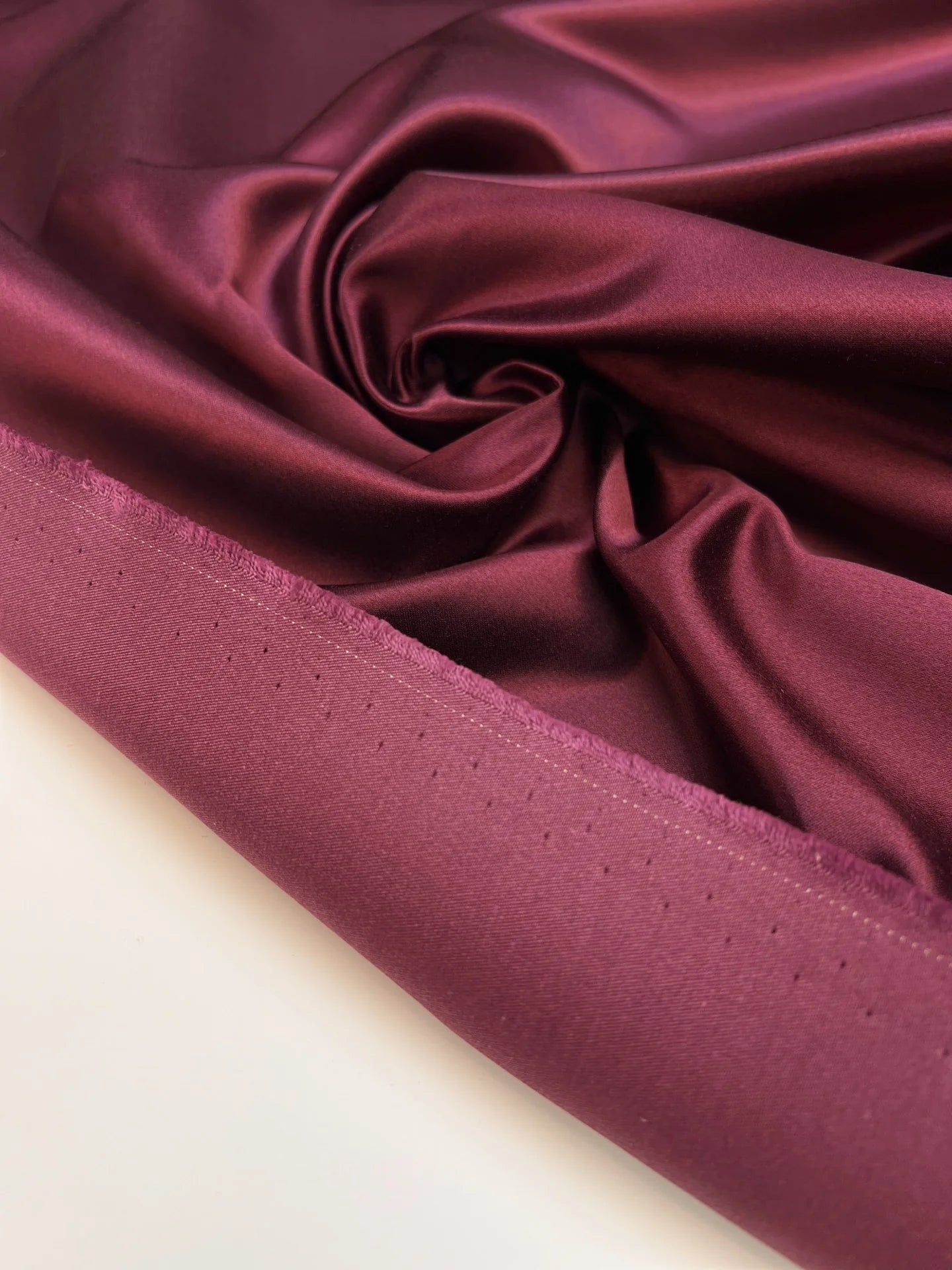 Image de tissu en satin de soie et coton italien, dans un ton violet foncé – disponible en ligne chez Šarlotes audumi