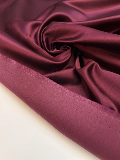 Image de tissu en satin de soie et coton italien, dans un ton violet foncé – disponible en ligne chez Šarlotes audumi