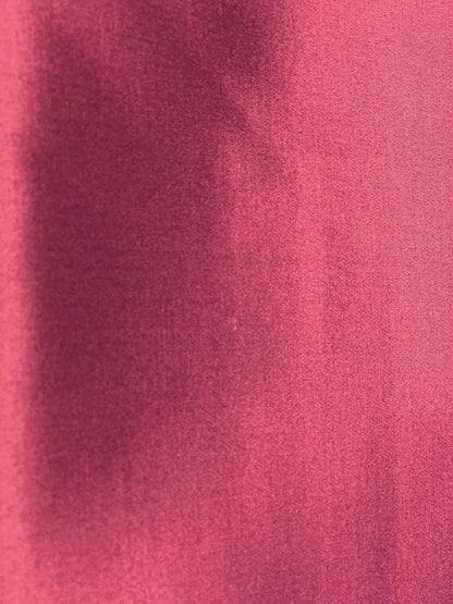 Image d’un tissu satiné en soie et coton d’Italie, violet foncé – disponible en ligne chez Charlotte’s fabrics