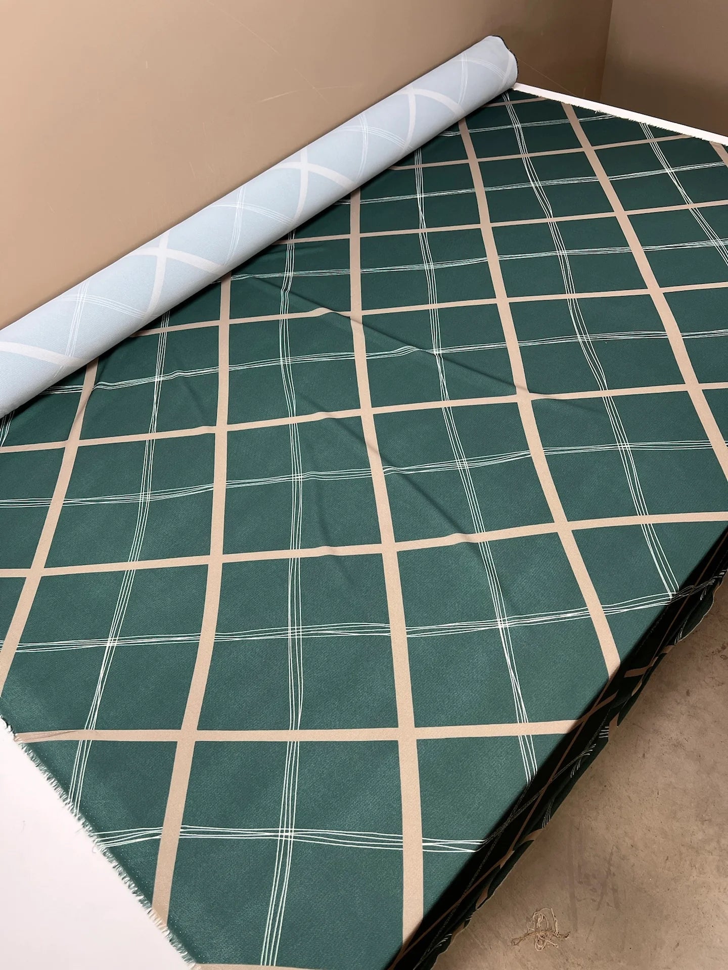 Image of Italian crepe fabric with a geometric pattern | Polyester 94% Elastane 6% | 150 cm – available at Šarlotes audumi