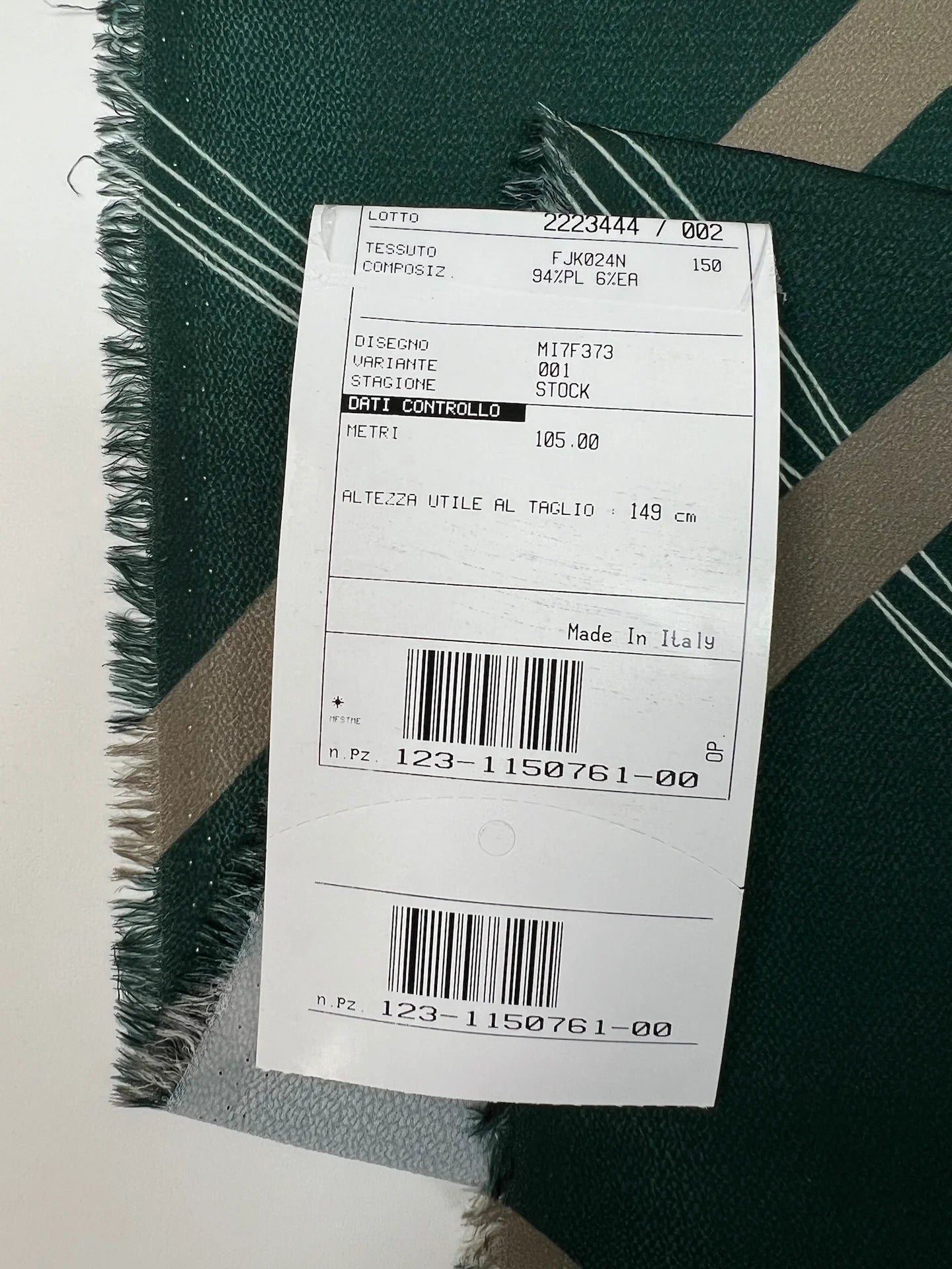 alt
Image of Italian crepe fabric with a geometric pattern | Polyester 94% Elastane 6% | 150 cm – available at Charlote's fabrics