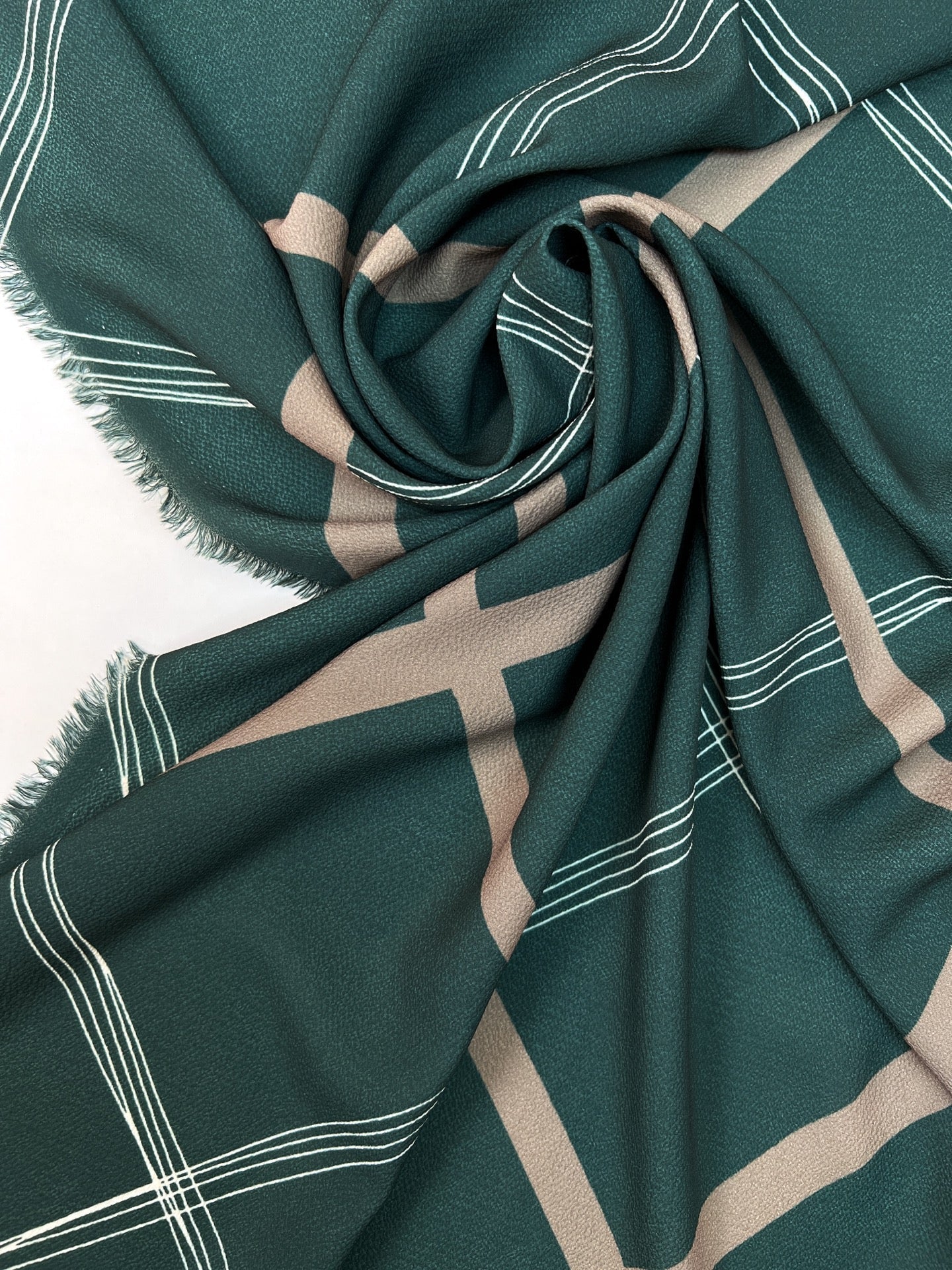 Image of Italian crepe fabric with a geometric pattern | Polyester 94% Elastane 6% | 150 cm – available at Šarlotes audumi