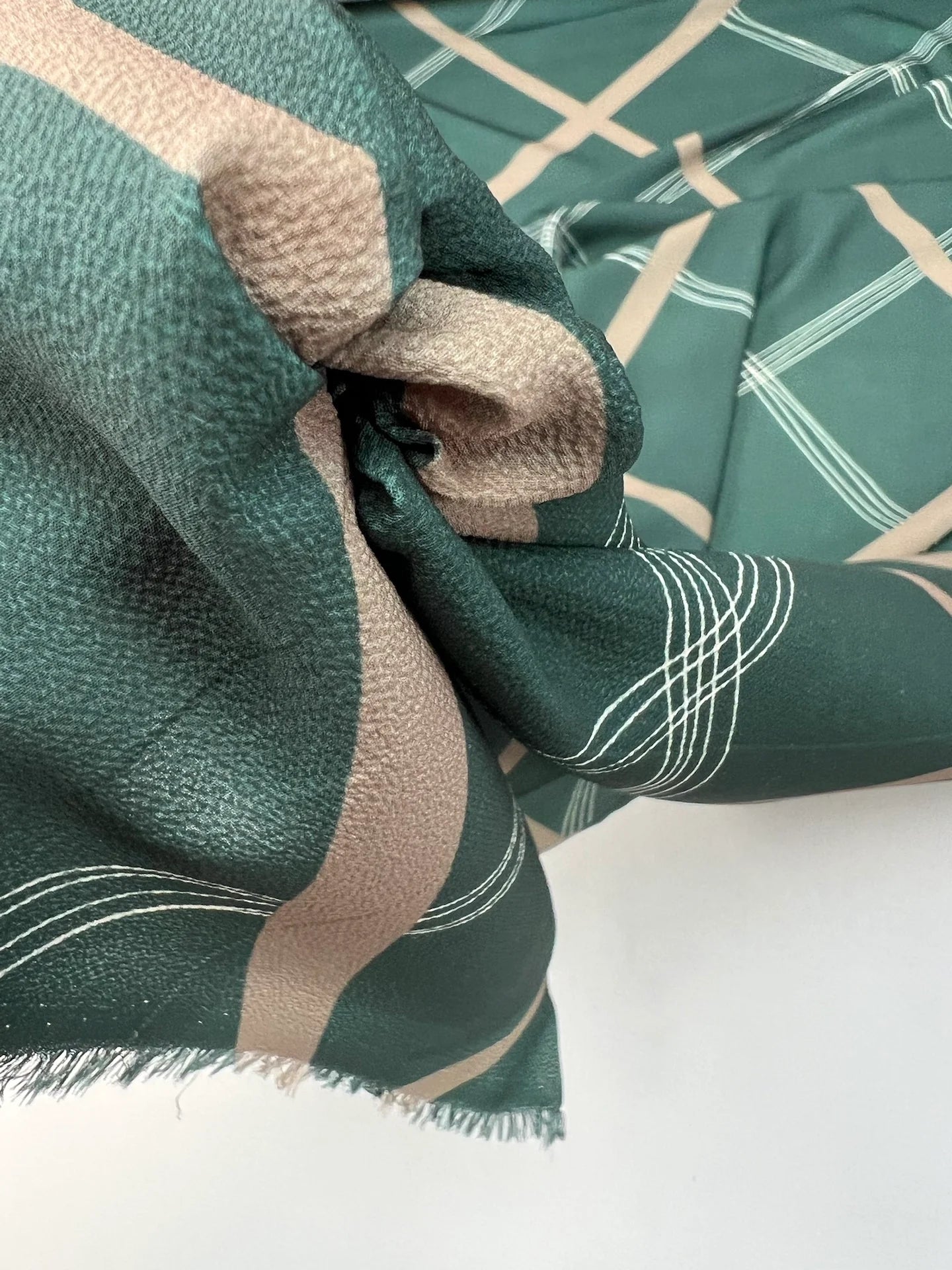 alt
Image with Italian crepe fabric with geometric pattern | Polyester 94% Elastane 6% | 150 cm – available at Šarlotes audumi