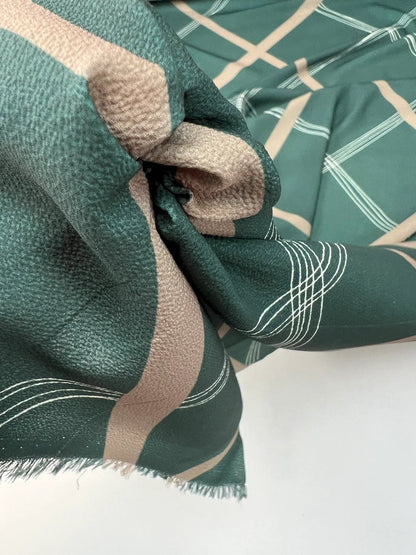 alt
Image with Italian crepe fabric with geometric pattern | Polyester 94% Elastane 6% | 150 cm – available at Šarlotes audumi