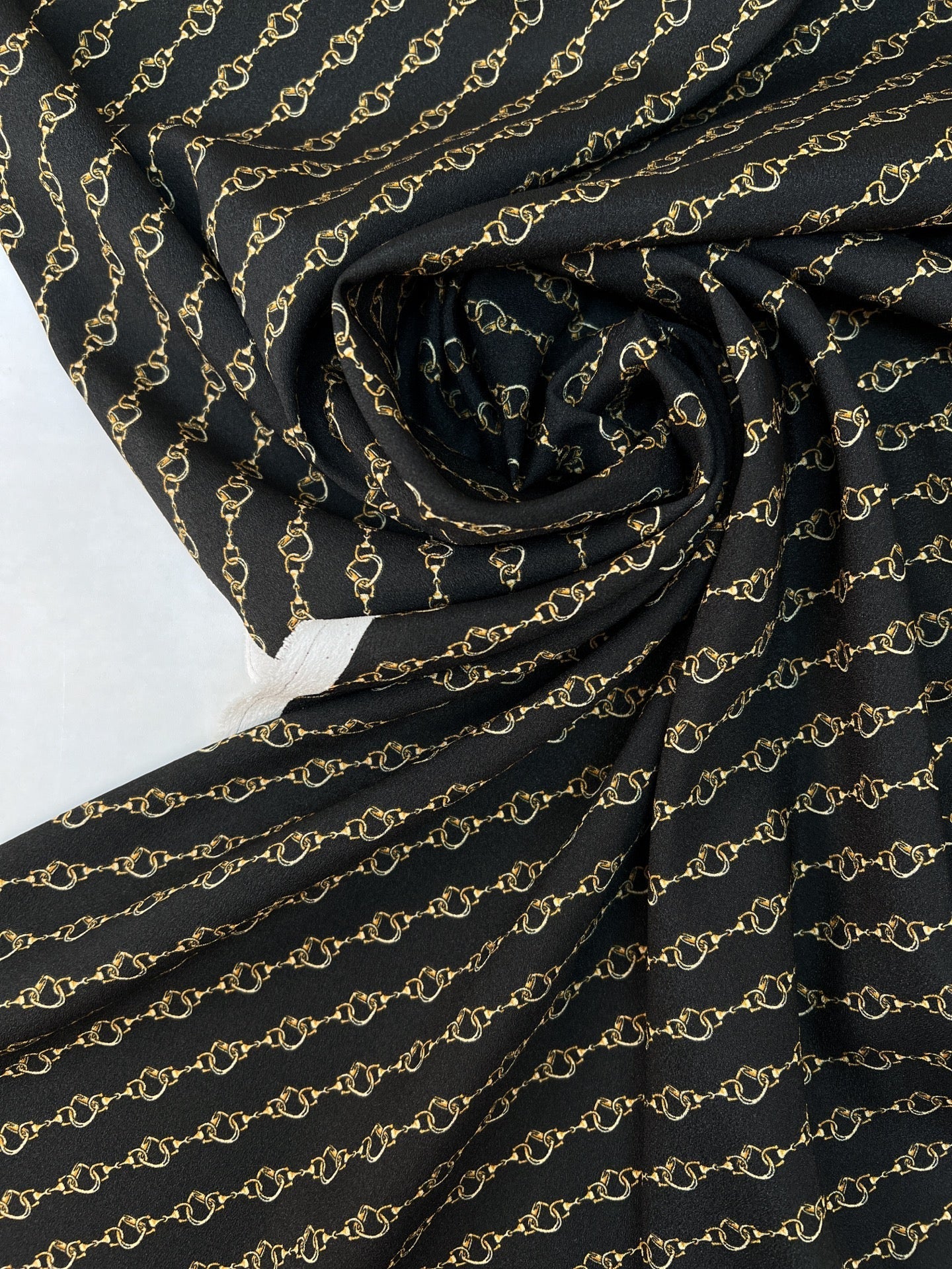 Image en tissu crêpe italien à motif de chaînes | Polyester 100 % | 152 cm – disponible chez Šarlotes audumi