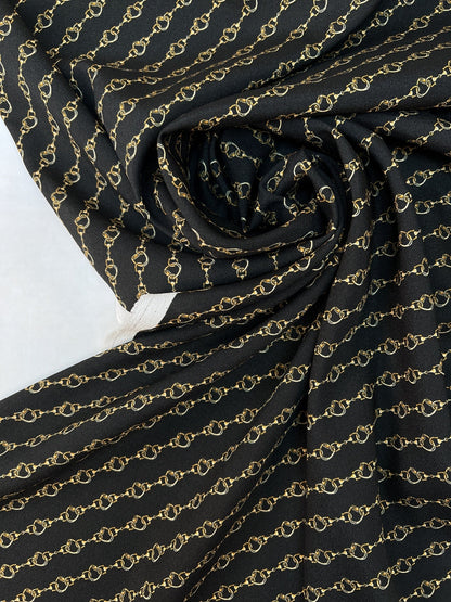 Image en tissu crêpe italien à motif de chaînes | Polyester 100 % | 152 cm – disponible chez Šarlotes audumi