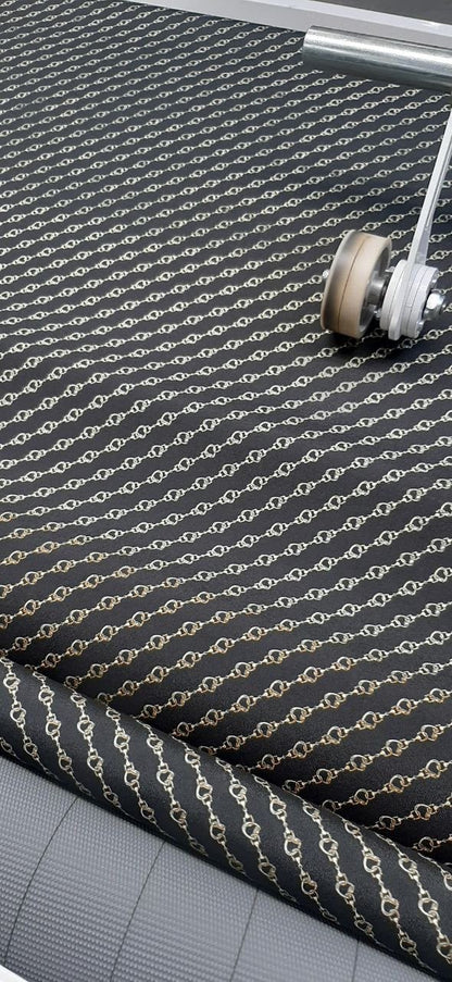 Image avec tissu crêpe italien à motif chaînettes | Polyester 100% | 152 cm – disponible chez Šarlotes audumi