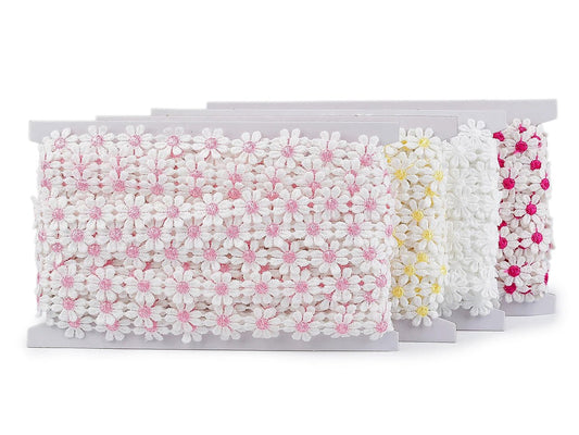 Image of embroidered decorative daisy ribbon, 15 mm – available online at Šarlotes audumi