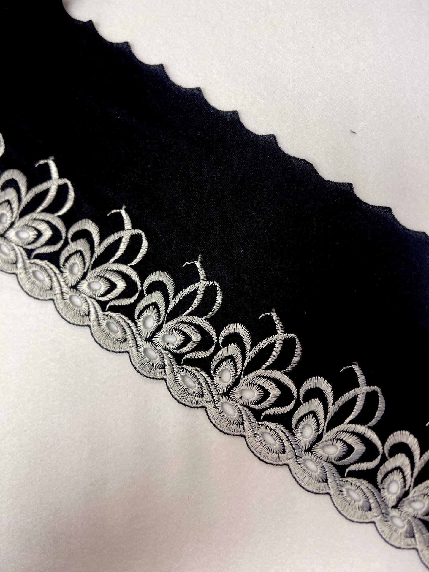 Image avec dentelle brodée 14 cm - noire et blanche – disponible chez Šarlotes audumi