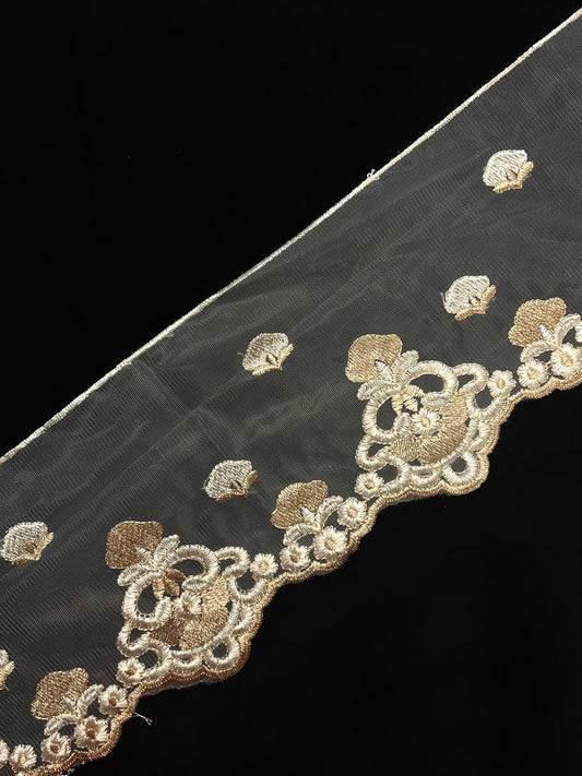 Image with embroidered lace - 17 cm champagne tone with beige – available at Charlotte's fabrics