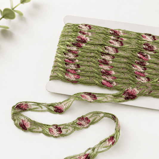 Image de dentelle brodée 1,8 cm - fleurs roses et feuilles vertes – disponible chez Šarlotes audumi