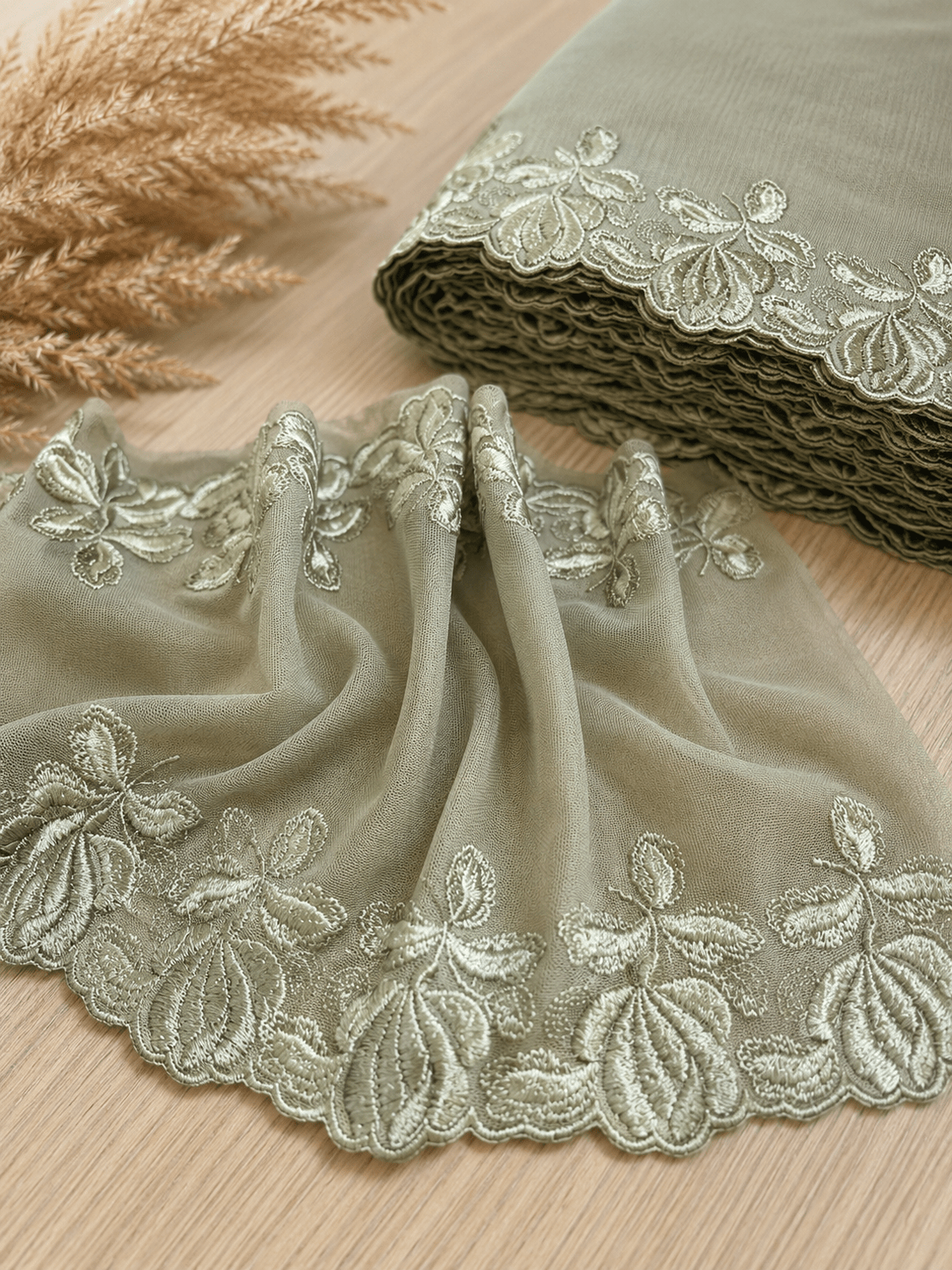 Image with embroidered lace 18 cm - green – available at Šarlotes audumi