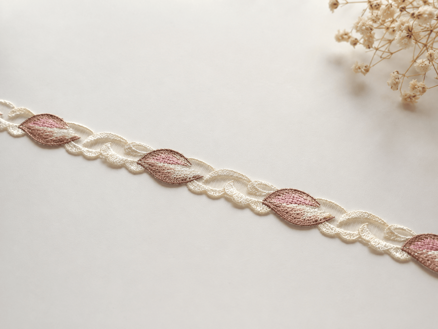 Image of embroidered lace 2 cm - beige and dusty pink leaves – available at Šarlotes audumi