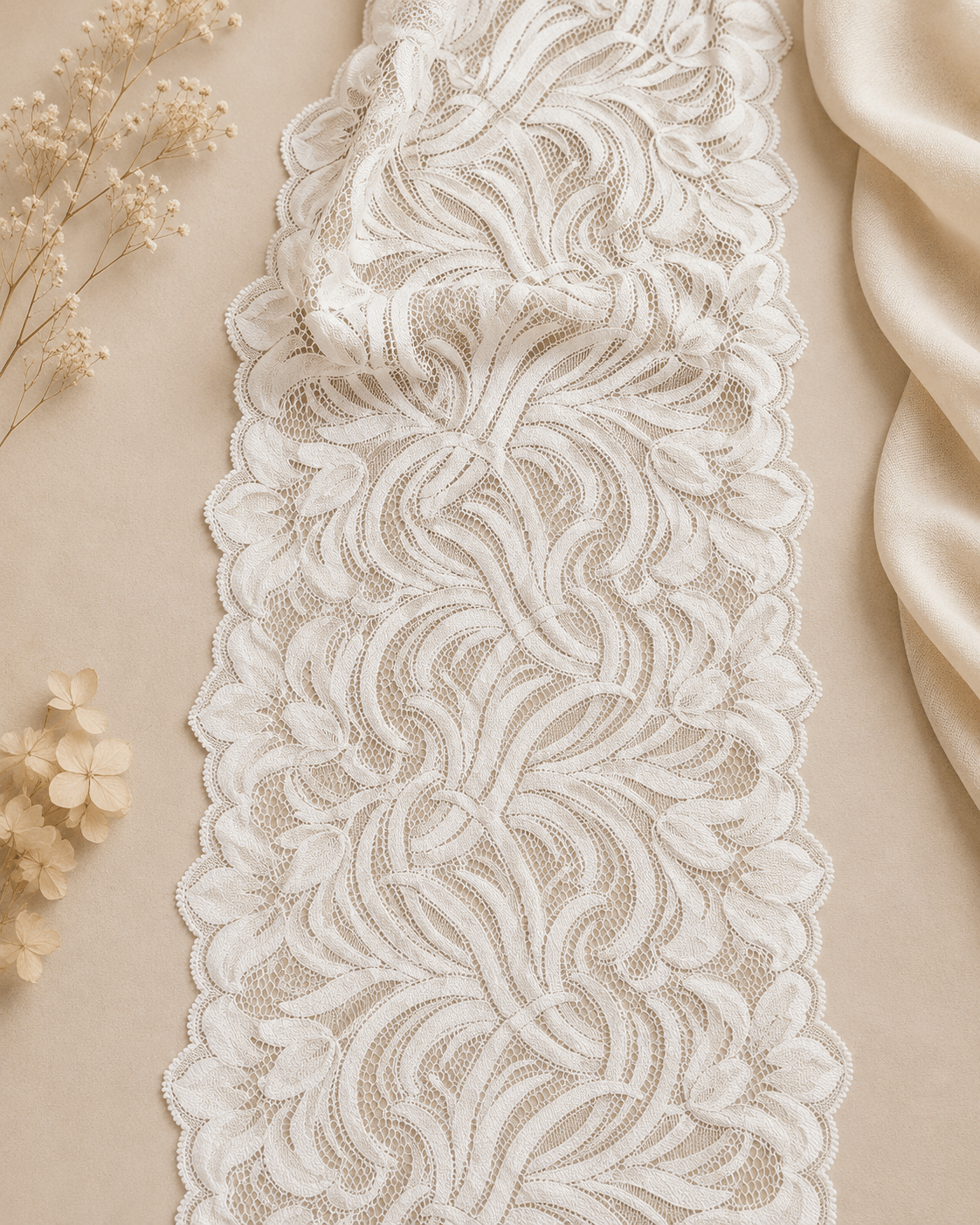 Image avec dentelle brodée 20 cm beige – disponible en ligne chez Šarlotes audumi