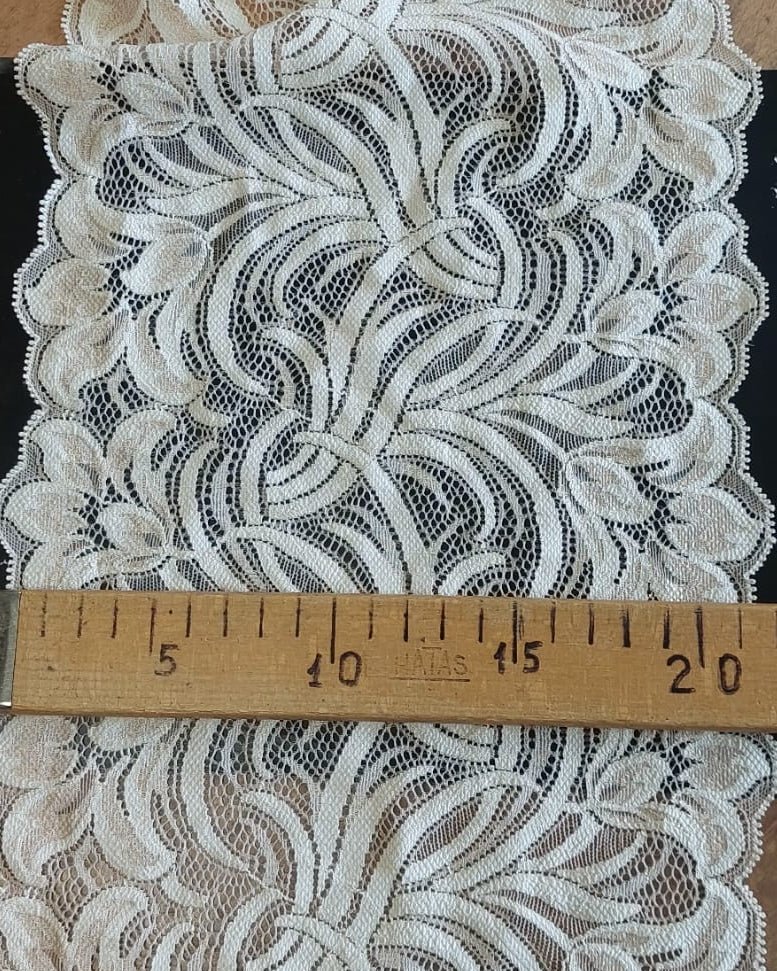 Image de dentelle brodée 20 cm beige – disponible en ligne Šarlotes audumi