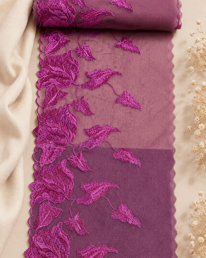 Image d’une dentelle brodée 20 cm à feuilles couleur fuchsia – disponible en ligne chez Šarlotes audumi