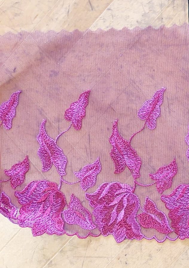 Image de dentelle brodée 20 cm-feuilles fuchsia – disponible en ligne chez Šarlotes audumi
