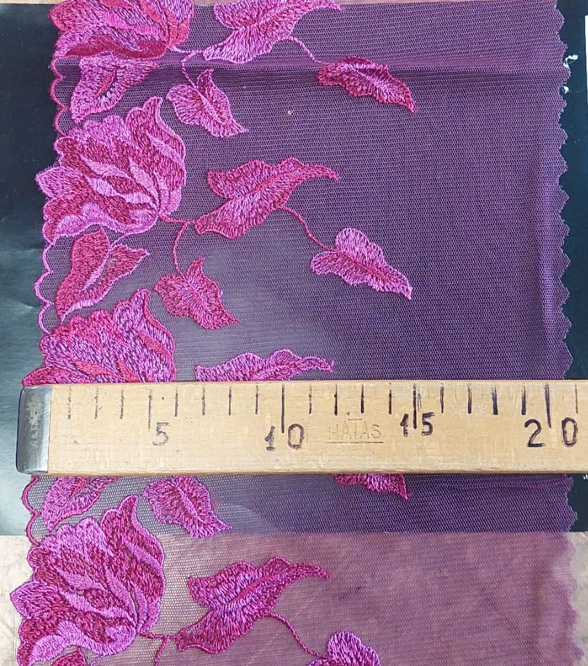 Image de dentelle brodée 20 cm, feuilles couleur fuchsia – disponible en ligne chez Šarlotes audumi