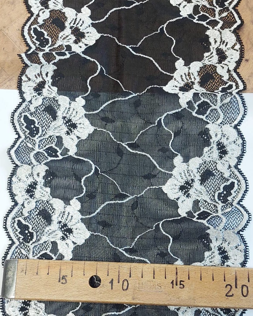 Image de dentelle brodée 20 cm-noire avec blanc – disponible en ligne chez Šarlotes audumi