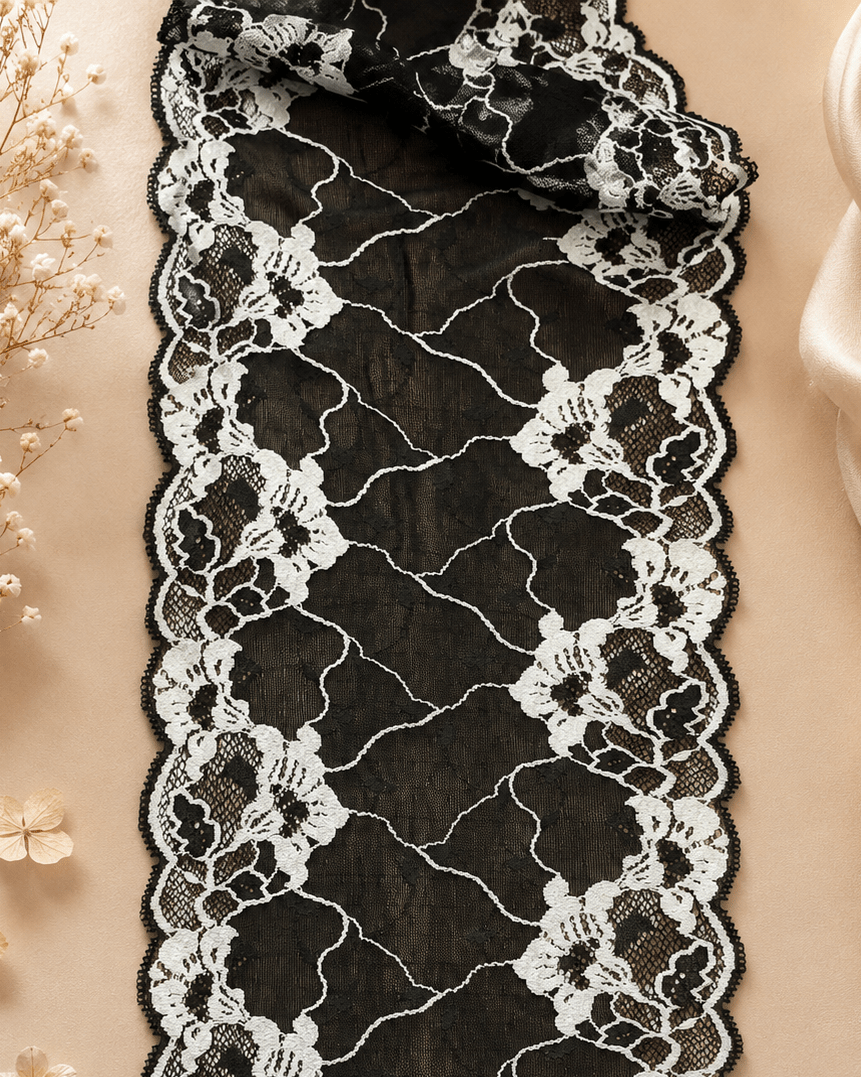 Image de dentelle brodée 20 cm, noire et blanche – disponible en ligne chez Šarlotes audumi