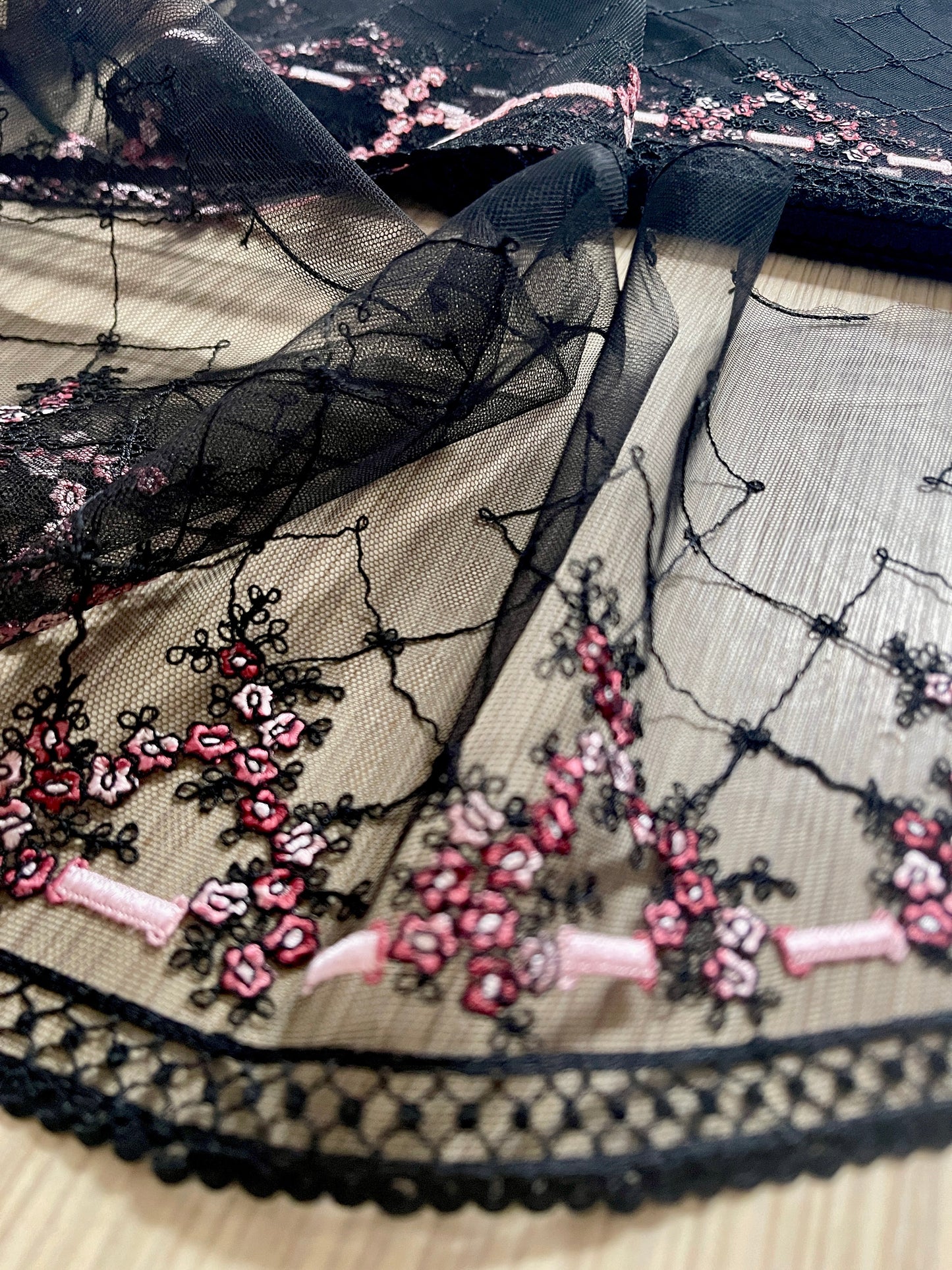 Image de dentelle brodée 20 cm - noire avec rose – disponible chez Šarlotes audumi