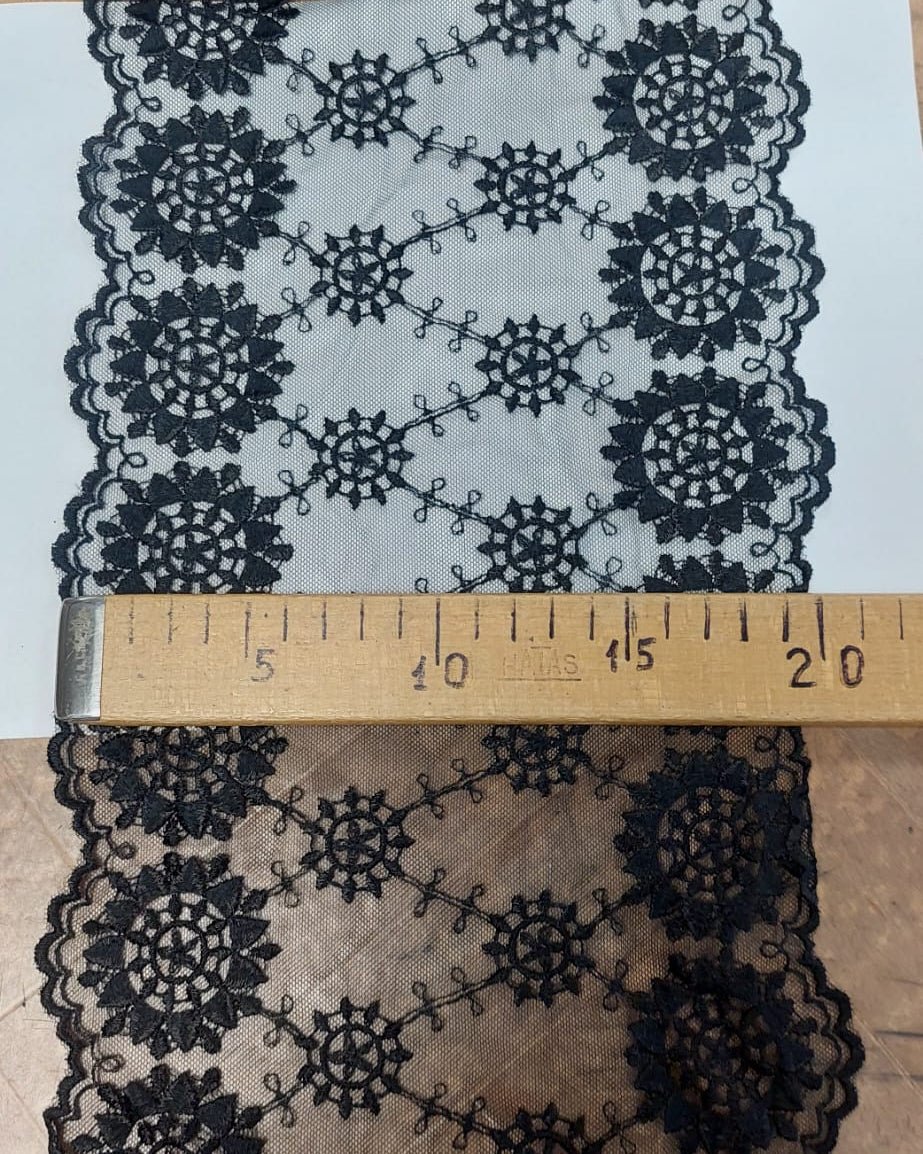 Image de dentelle brodée 20 cm, noir charbon – disponible en ligne chez Šarlotes audumi