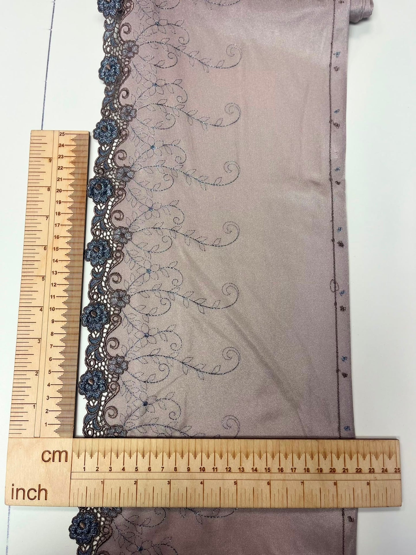 Image avec dentelle brodée 22 cm-marron et argent – disponible en ligne chez Šarlotes audumi