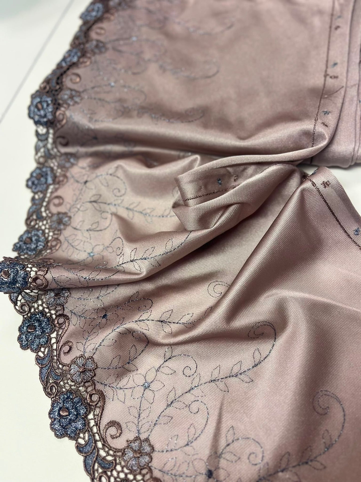 Image de dentelle brodée 22 cm marron et argent – disponible en ligne chez Šarlotes audumi
