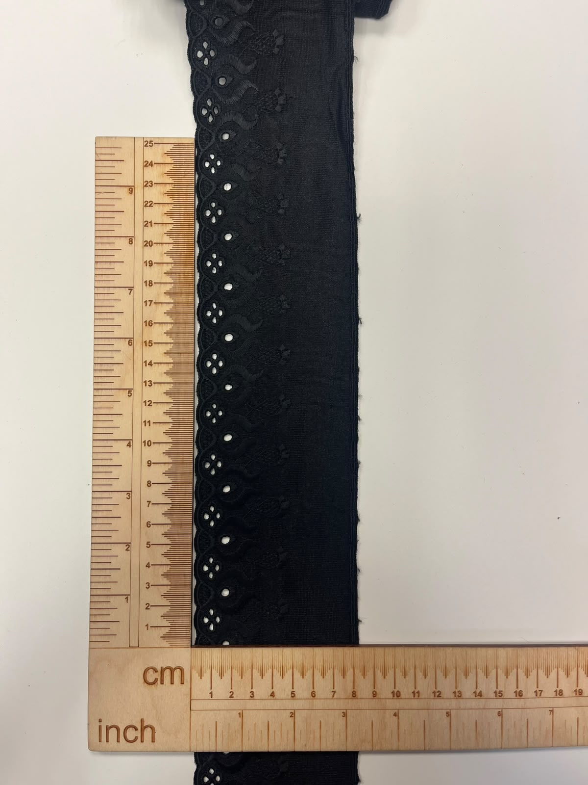 Image de dentelle brodée 8 cm, noire – disponible en ligne chez Šarlotes audumi