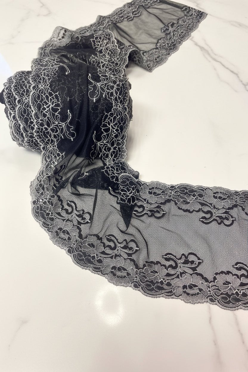 Attēls ar Izšūta mežģīne uz sietiņa 20 cm-melna ar baltu – pieejams internetā Šarlotes audumi
