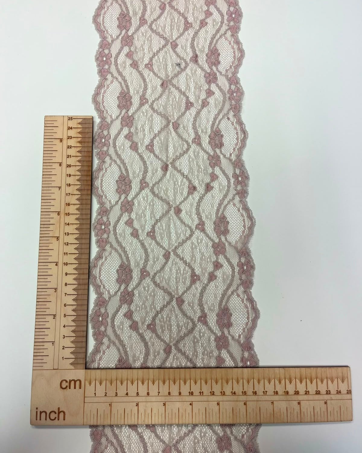 Image avec dentelle brodée sur tulle 16 cm-grise avec accents rose poudré – disponible en ligne chez Šarlotes audumi