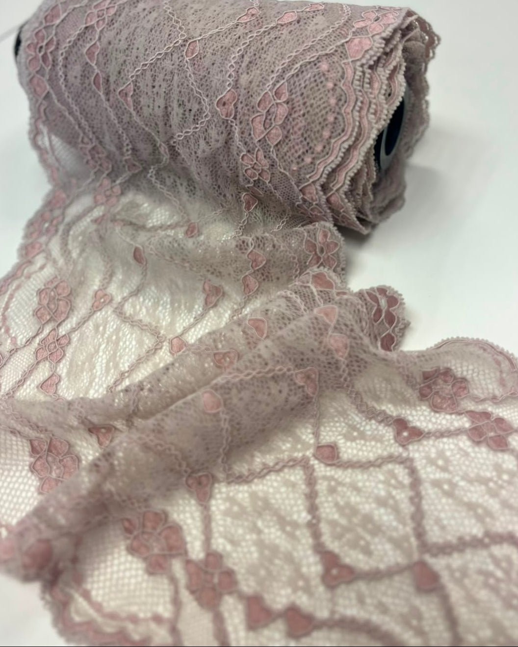 Dentelle brodée sur tulle 16 cm-gris avec accents rose poudré – disponible en ligne chez Šarlotes audumi