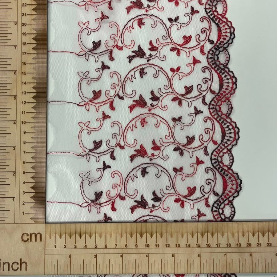 Image avec dentelle brodée sur tulle 20 cm, blanche avec accents rouges – disponible en ligne Šarlotes audumi