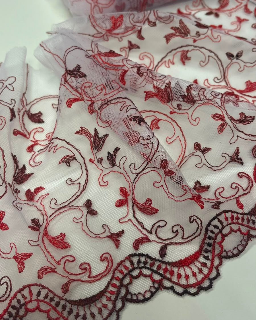 Image avec dentelle brodée sur tulle 20 cm - blanche avec accents rouges – disponible en ligne chez Šarlotes audumi