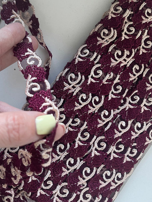Attēls ar Izšūta mežģīnes lenta 1.2 cm - bordo – pieejams Šarlotes audumi