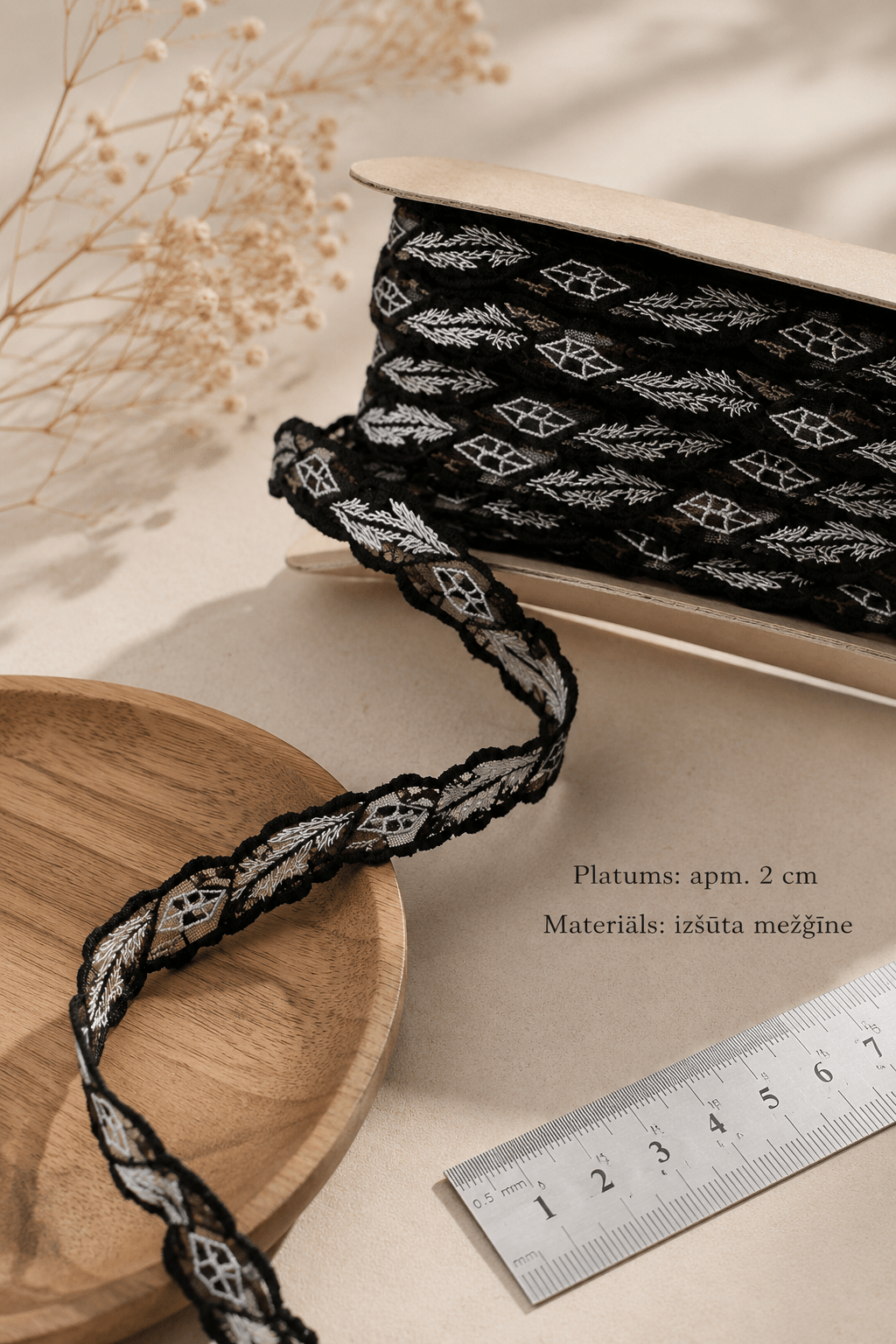 Image de ruban en dentelle brodée 1,2 cm - noir et blanc – disponible chez Šarlotes audumi