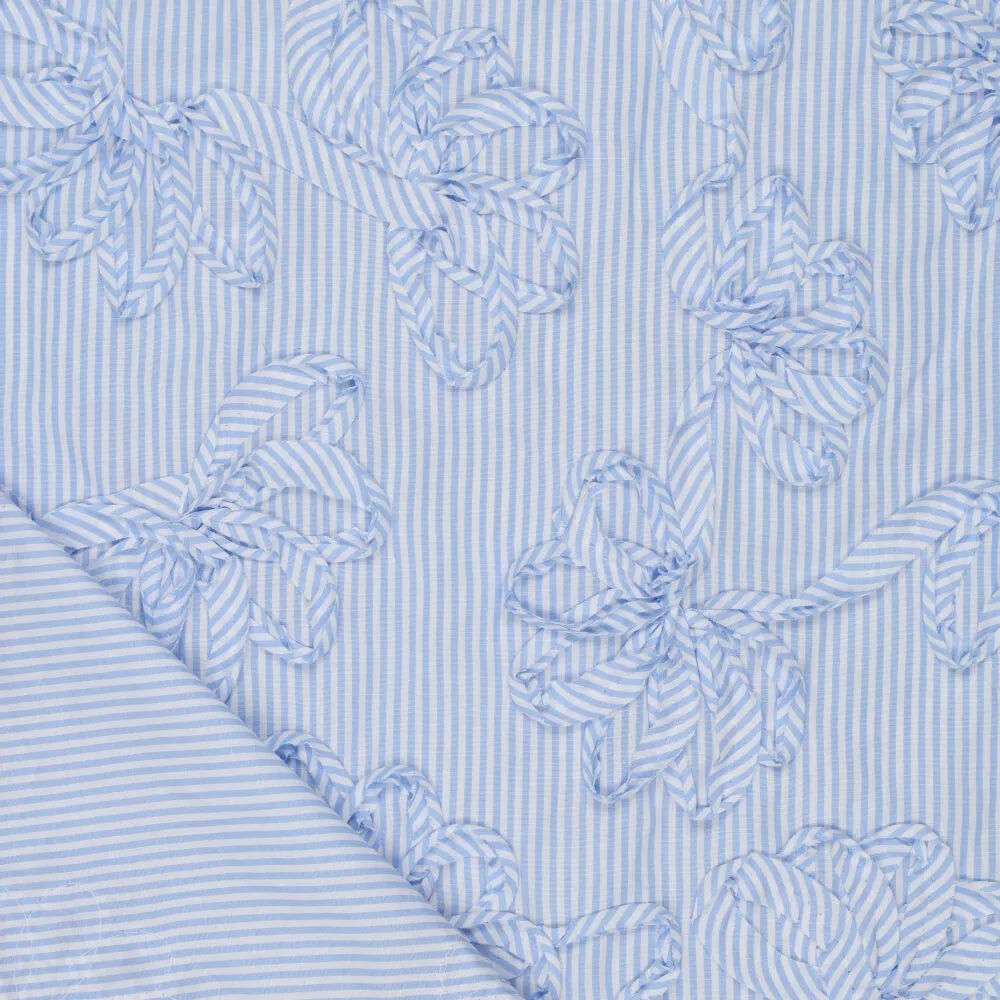 Image de tissu en coton brodé à motif - lignes bleues 140 g/m² – disponible chez Šarlotes audumi