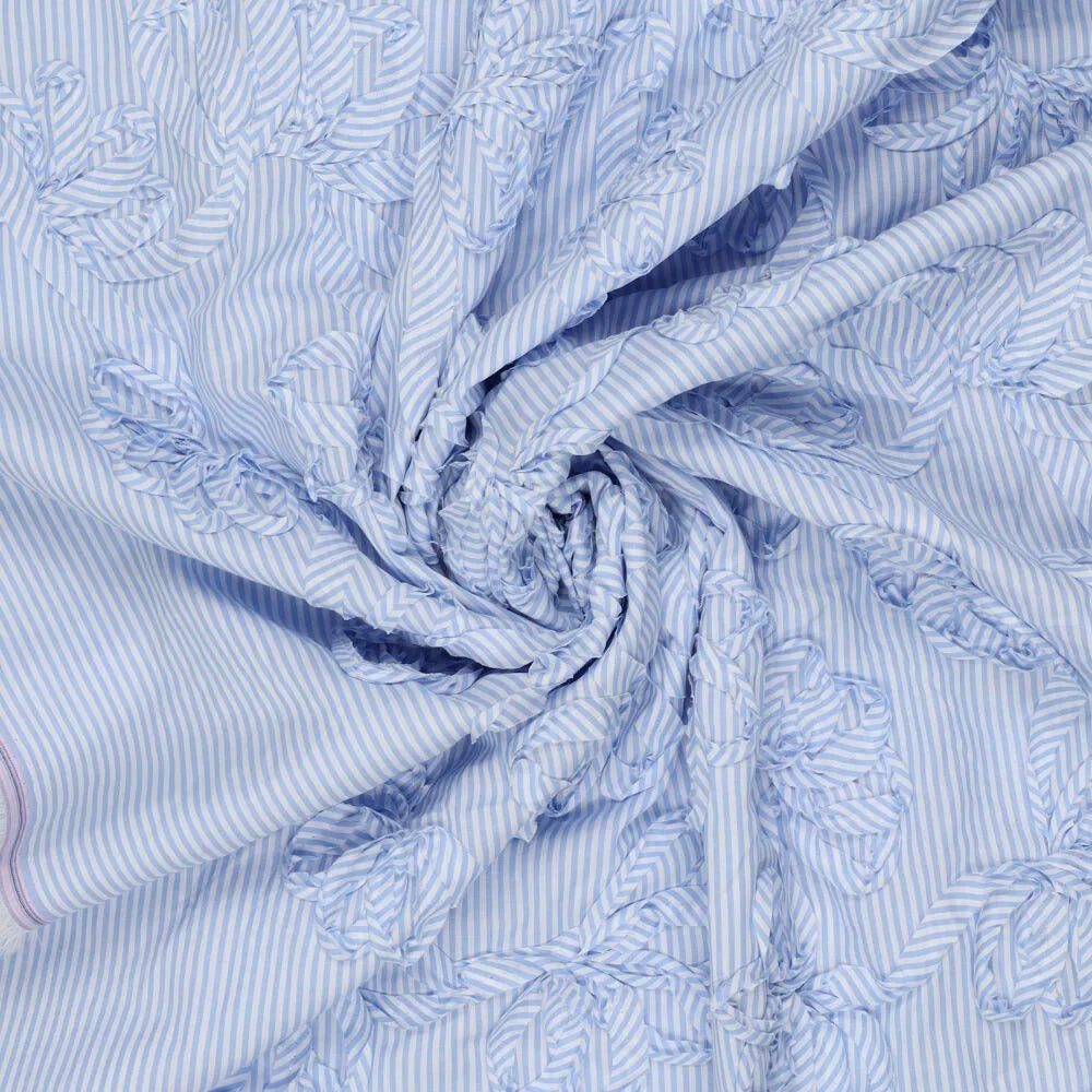 Image de tissu en coton brodé à motif de lignes bleues, 140 g/m², disponible chez Šarlotes audumi