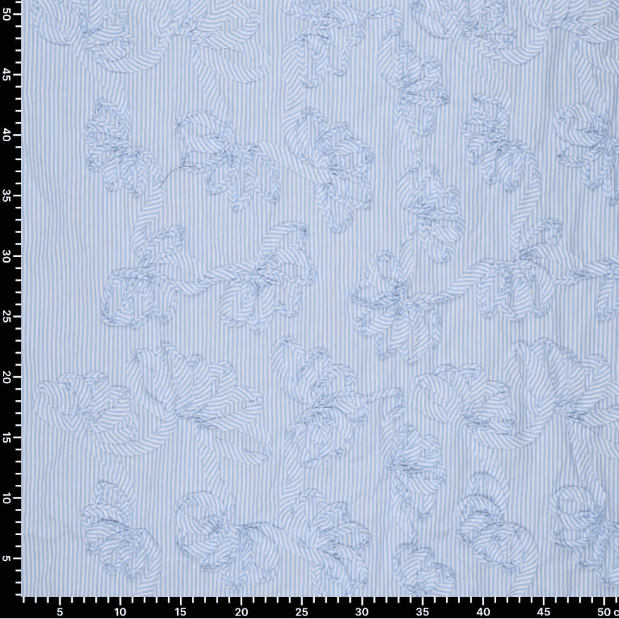 Image avec tissu en coton brodé à motifs - lignes bleues 140 g/m² – disponible chez Šarlotes audumi