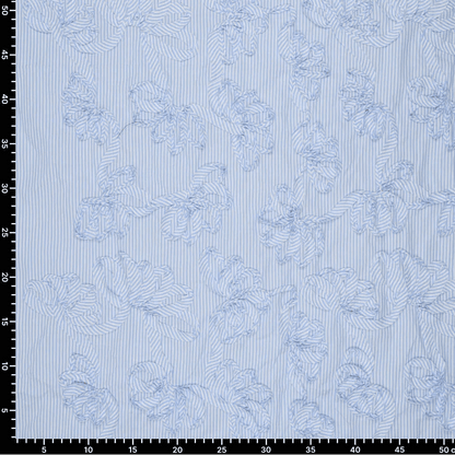 Image avec tissu en coton brodé à motifs - lignes bleues 140 g/m² – disponible chez Šarlotes audumi