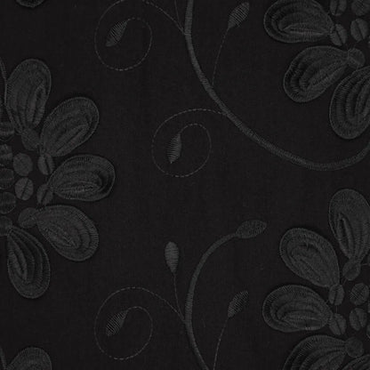 Image de tissu en coton brodé à motif floral-noir – disponible en ligne chez Šarlotes audumi