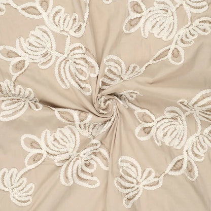 alt
Image of embroidered cotton fabric with a floral pattern, natural tone, 150 g/m² – available at Šarlotes audumi