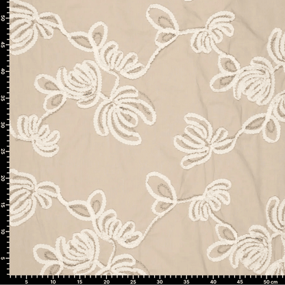 alt
Image of embroidered cotton fabric with floral pattern, natural tone, 150 g/m² – available at Šarlotes audumi